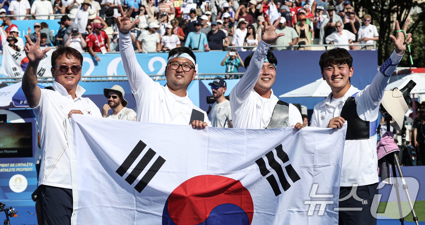 본문 이미지 - 대한민국 양궁대표팀 김우진, 김제덕, 이우석, 박성수 감독이 30일(한국시간) 프랑스 파리 앵발리드에서 열린 2024 파리올림픽 양궁 남자 단체전 결승 프랑스와의 경기에서 금메달을 획득한 후 손가락 세개를 펴 보이며 3연패를 알리고 있다. 2024.7.30/뉴스1 ⓒ News1 박정호 기자