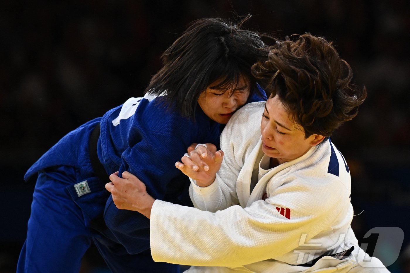 대한민국 유도대표팀 허미미가 30일&#40;한국시간&#41; 프랑스 파리 샹 드 마르스 아레나에서 진행된 2024 파리올림픽 유도 여자 -57kg 결승전 캐나다 크리스타 데구치와의 경기에서 자웅을 겨루고 있다 2024.7.30 ⓒ 로이터=뉴스1 ⓒ News1 포토공용 기자