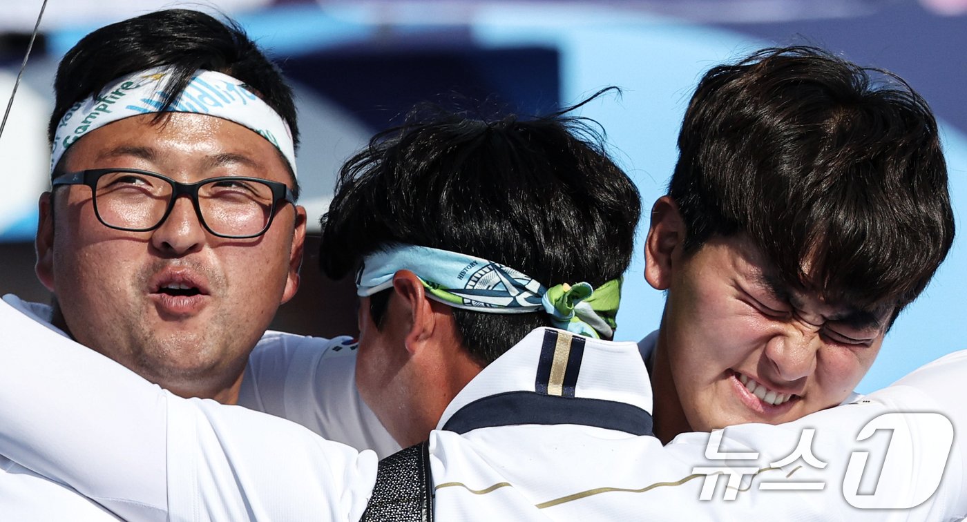 본문 이미지 - 대한민국 양궁대표팀 김우진, 김제덕, 이우석이 30일&#40;한국시간&#41; 프랑스 파리 앵발리드에서 열린 2024 파리올림픽 양궁 남자 단체전 결승 프랑스와의 경기에서 금메달을 확정지은 후 기뻐하고 있다. 2024.7.30/뉴스1 ⓒ News1 박정호 기자