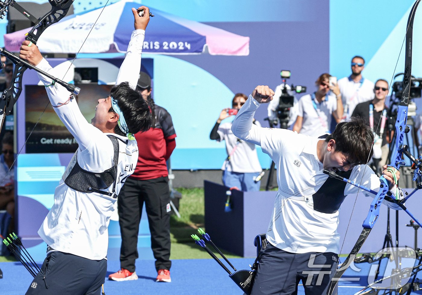 대한민국 양궁대표팀 김제덕, 이우석이 30일&#40;한국시간&#41; 프랑스 파리 앵발리드에서 열린 2024 파리올림픽 양궁 남자 단체전 결승 프랑스와의 경기에서 금메달을 획득한 후 기뻐하고 있다. 2024.7.30/뉴스1 ⓒ News1 박정호 기자