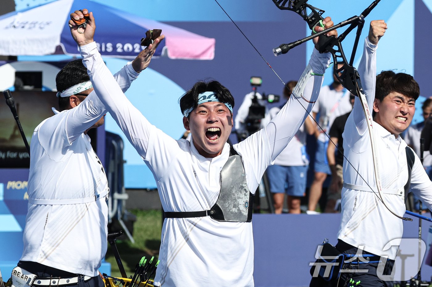 대한민국 양궁대표팀 김우진, 김제덕, 이우석이 30일&#40;한국시간&#41; 프랑스 파리 앵발리드에서 열린 2024 파리올림픽 양궁 남자 단체전 결승 프랑스와의 경기에서 금메달을 확정지은 후 기뻐하고 있다. 2024.7.30/뉴스1 ⓒ News1 박정호 기자