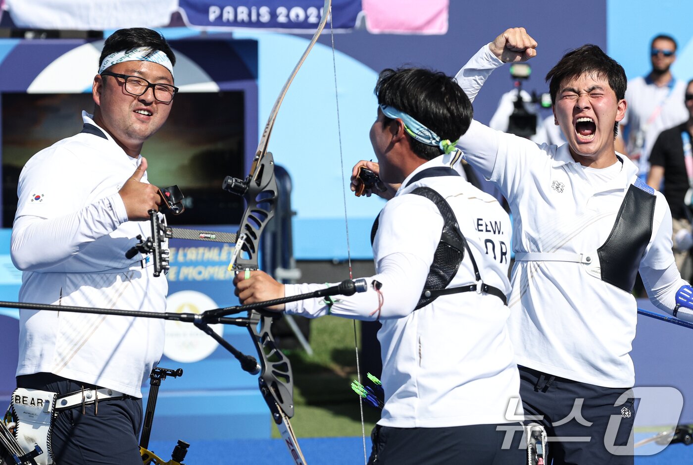 본문 이미지 - 대한민국 양궁대표팀 김우진, 김제덕, 이우석이 30일(한국시간) 프랑스 파리 앵발리드에서 열린 2024 파리올림픽 양궁 남자 단체전 결승 프랑스와의 경기에서 금메달을 확정지은 후 기뻐하고 있다. 2024.7.30/뉴스1 ⓒ News1 박정호 기자
