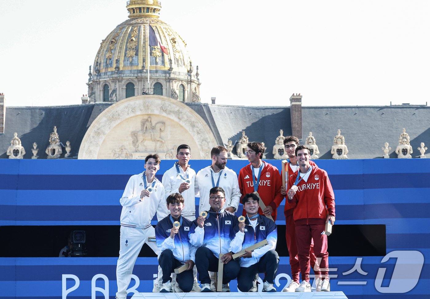 본문 이미지 - 대한민국 양궁대표팀 김우진, 김제덕, 이우석이 30일(한국시간) 프랑스 파리 앵발리드에서 열린 2024 파리올림픽 양궁 남자 단체전 결승 시상식에서 기념촬영을 하고 있다. 2024.7.30/뉴스1 ⓒ News1 박정호 기자