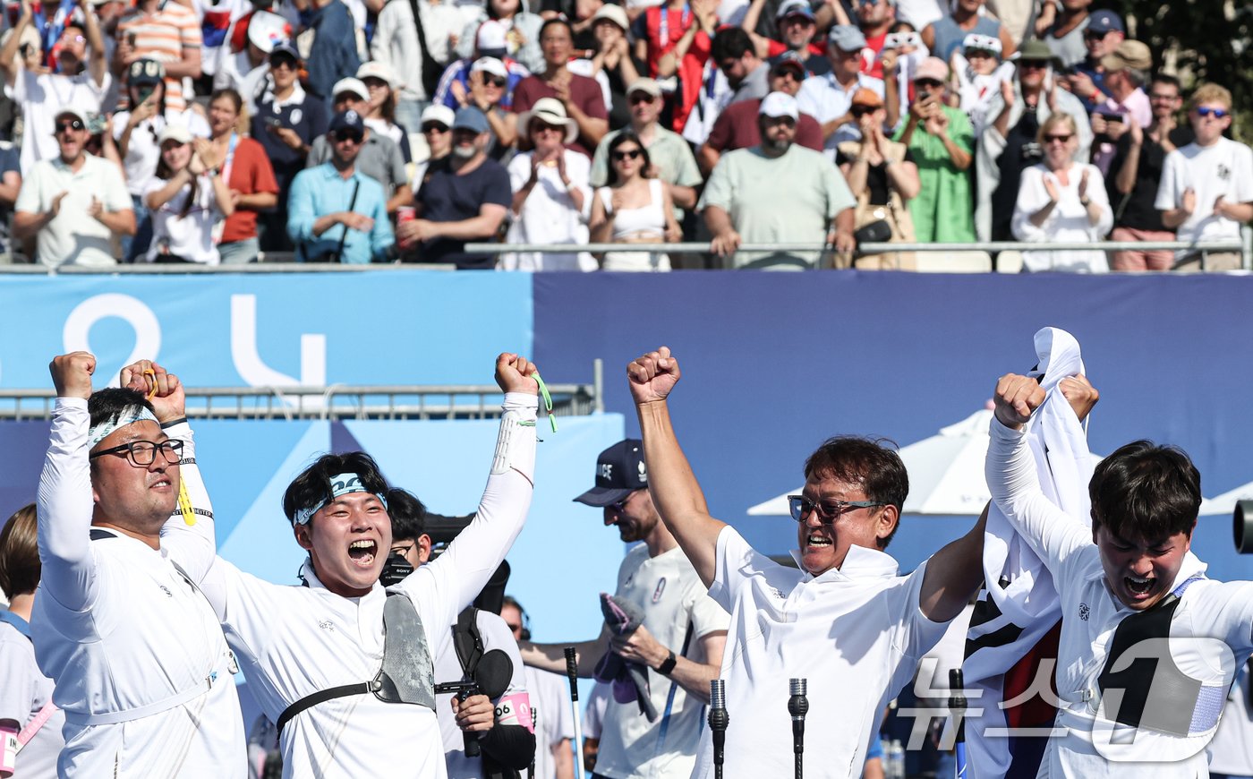 본문 이미지 - 대한민국 양궁대표팀 김우진, 김제덕, 이우석, 박성수 감독이 30일(한국시간) 프랑스 파리 앵발리드에서 열린 2024 파리올림픽 양궁 남자 단체전 결승 프랑스와의 경기에서 금메달을 확정지은 후 기뻐하고 있다. 2024.7.30/뉴스1 ⓒ News1 박정호 기자
