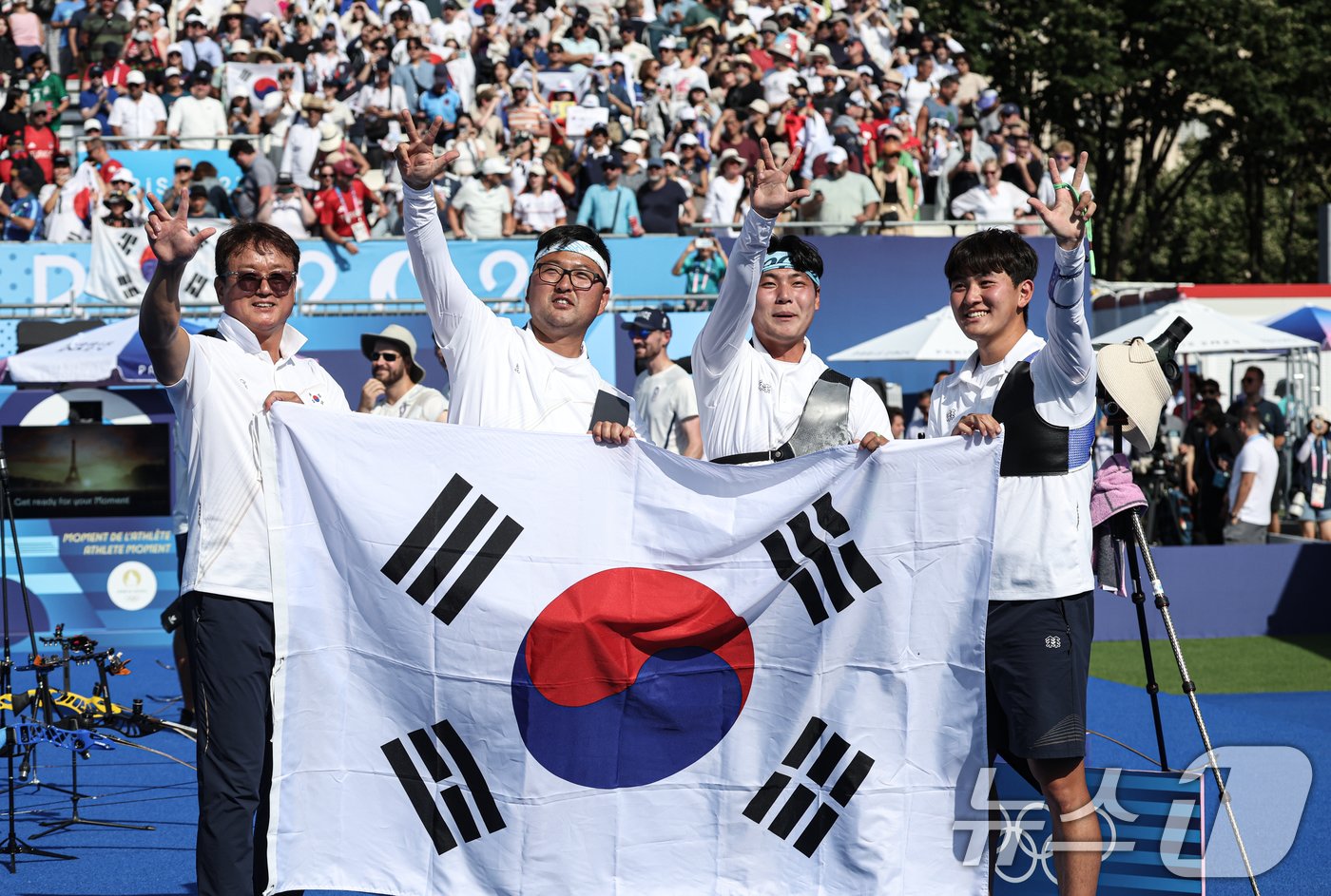 대한민국 양궁대표팀 김우진, 김제덕, 이우석, 박성수 감독이 30일&#40;한국시간&#41; 프랑스 파리 앵발리드에서 열린 2024 파리올림픽 양궁 남자 단체전 결승 프랑스와의 경기에서 금메달을 획득한 후 손가락 세개를 펴 보이며 3연패를 알리고 있다. 2024.7.30/뉴스1 ⓒ News1 박정호 기자