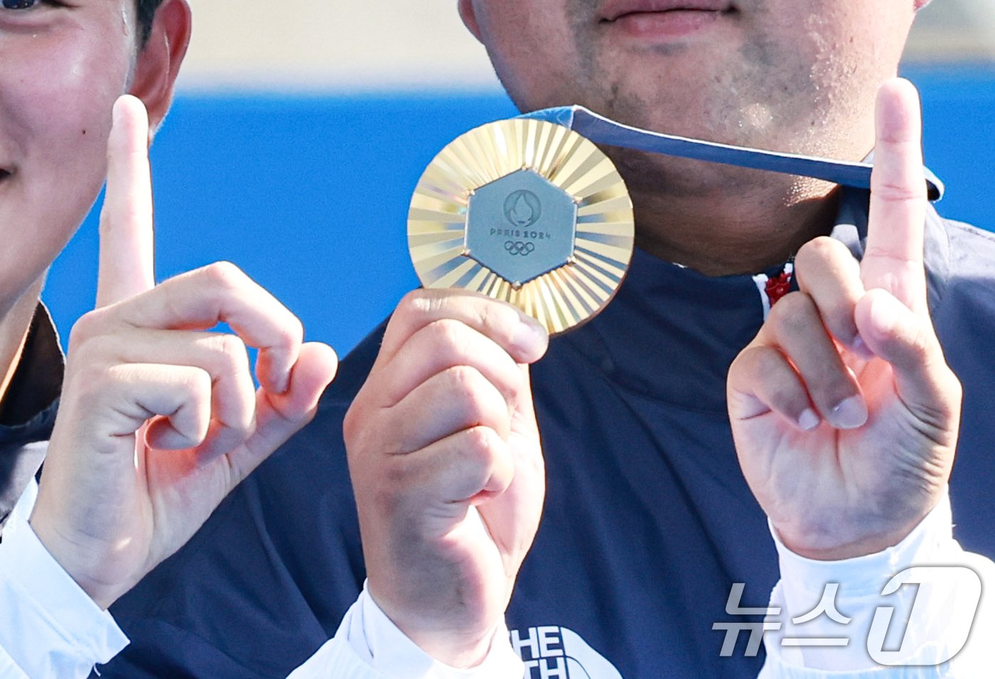 대한민국 양궁대표팀 김우진, 김제덕, 이우석이 30일&#40;한국시간&#41; 프랑스 파리 앵발리드에서 열린 2024 파리올림픽 양궁 남자 단체전 결승 시상식에서 메달과 손가락을 이용해 대한민국의 101번째 금메달을 표현하고 있다. 2024.7.30/뉴스1 ⓒ News1 박정호 기자