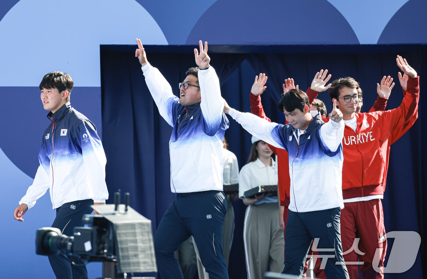 본문 이미지 - 대한민국 양궁대표팀 김우진, 김제덕, 이우석이 30일(한국시간) 프랑스 파리 앵발리드에서 열린 2024 파리올림픽 양궁 남자 단체전 결승 시상식에 입장하고 있다. 2024.7.30/뉴스1 ⓒ News1 박정호 기자
