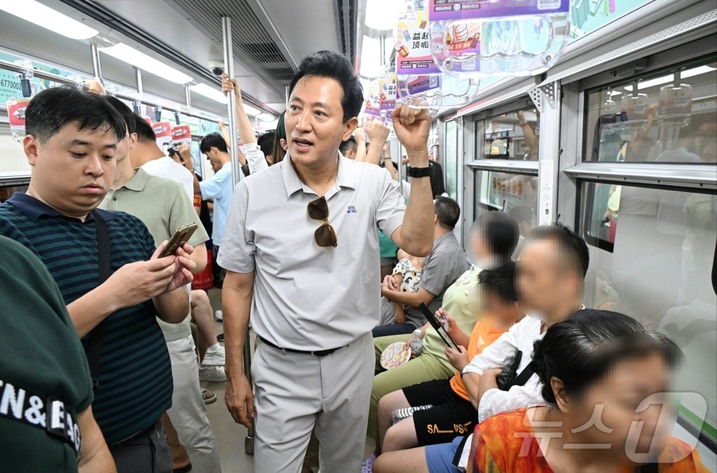본문 이미지 -  충칭 지하철을 탄 오세훈 서울시장 &#40;서울시 제공&#41;