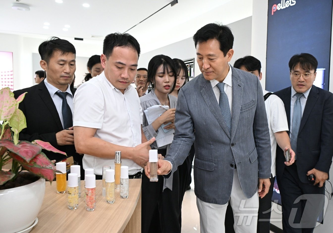 본문 이미지 - 오세훈 서울시장이 중국 충칭시 ‘양강생명과기성’에 위치한 샤오완 바이오과기회사주식회사를 방문해 관련 제품들을 살펴보고 있다.&#40;서울시 제공&#41; 