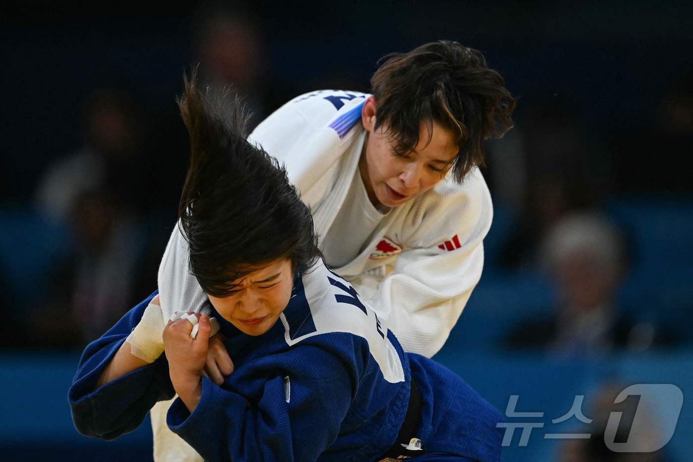 본문 이미지 - 허미미(아래)가 30일 오전(한국시간) 열린 2024 파리 올림픽 유도 여자 57㎏급 결승에서 크리스타 데구치를 상대로 공격을 시도하고 있다. ⓒ AFP=뉴스1