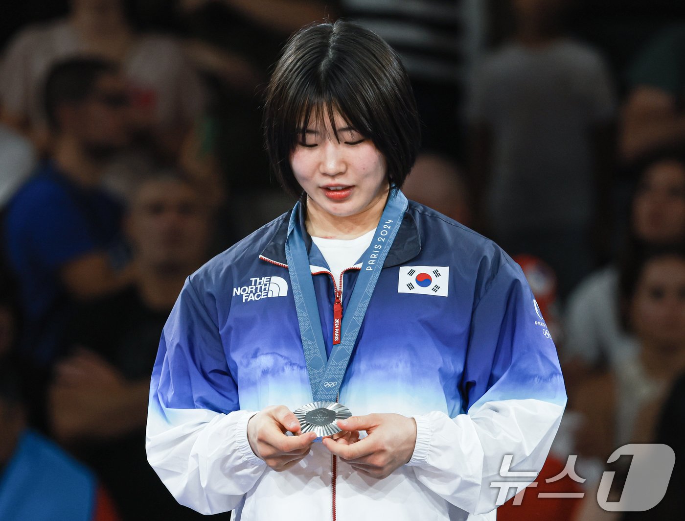 본문 이미지 - 대한민국 유도대표팀 허미미 선수가 30일(한국시간) 프랑스 파리 샹 드 마르스 아레나에서 열린 2024 파리올림픽 유도 여자 -57kg 시상식에서 수여 받은 은메달을 바라보고 있다. 2024.7.30/뉴스1 ⓒ News1 박정호 기자