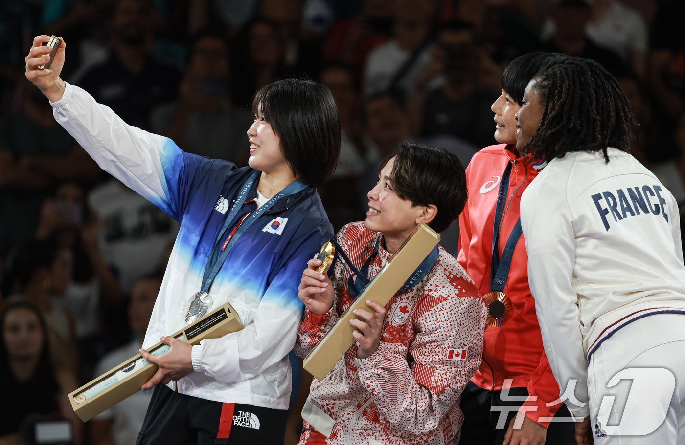 본문 이미지 - 대한민국 유도대표팀 허미미 선수가 30일(한국시간) 프랑스 파리 샹 드 마르스 아레나에서 열린 2024 파리올림픽 유도 여자 -57kg 시상식에서 은메달을 수여 받은 후 수상자들과 함께 갤럭시 Z플립6를 이용해 기념촬영을 하고 있다. 2024.7.30/뉴스1 ⓒ News1 박정호 기자