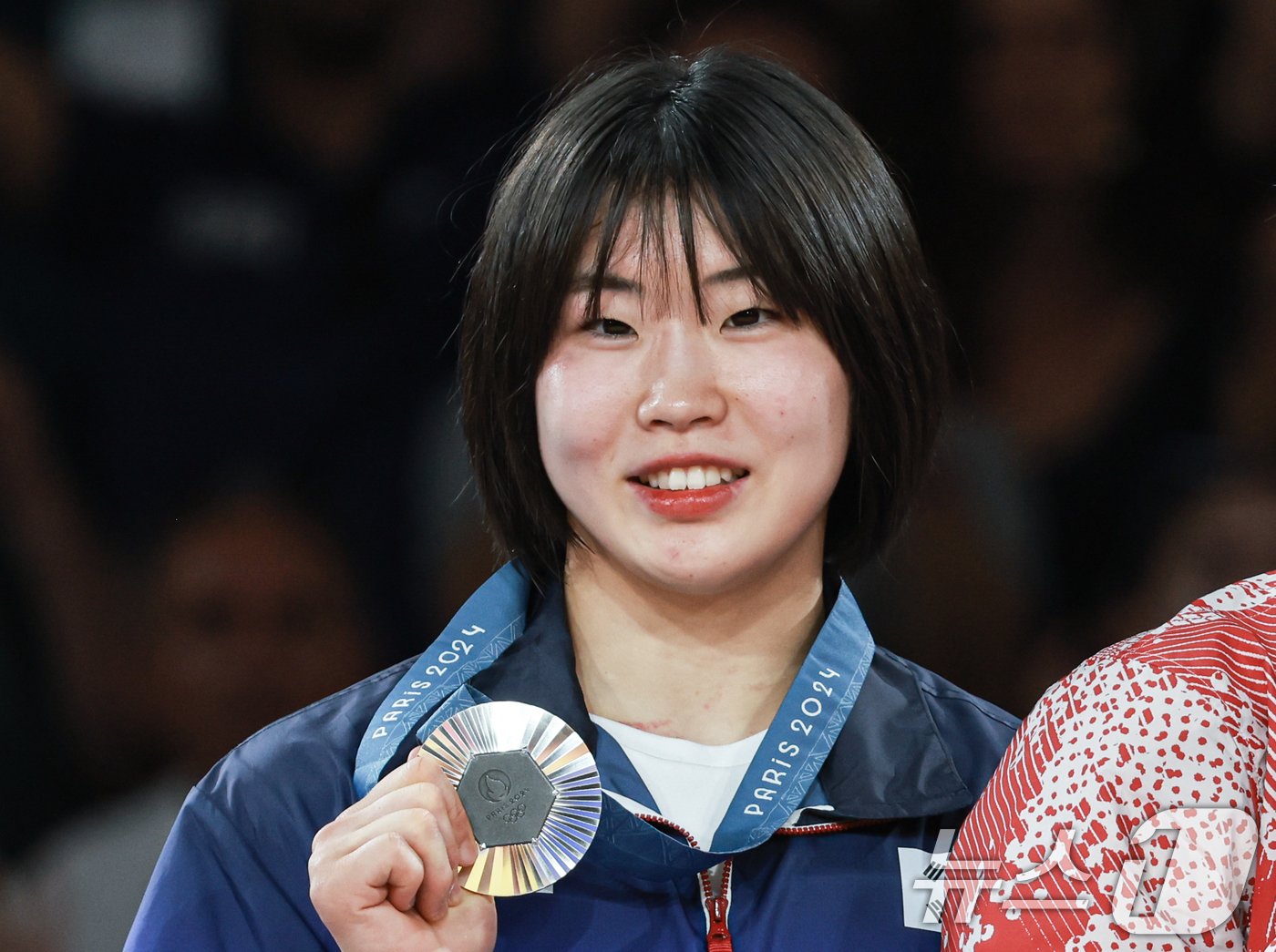 본문 이미지 - 대한민국 유도대표팀 허미미 선수가 30일(한국시간) 프랑스 파리 샹 드 마르스 아레나에서 열린 2024 파리올림픽 유도 여자 -57kg 시상식에서 수여 받은 은메달을 들어보이고 있다. 2024.7.30/뉴스1 ⓒ News1 박정호 기자