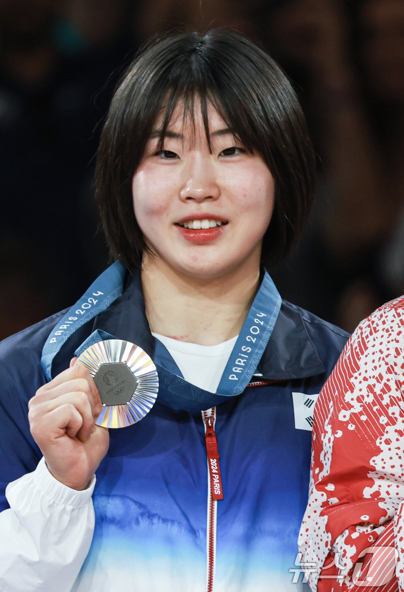 본문 이미지 - 대한민국 유도대표팀 허미미 선수가 30일&#40;한국시간&#41; 프랑스 파리 샹 드 마르스 아레나에서 열린 2024 파리올림픽 유도 여자 -57kg 시상식에서 수여 받은 은메달을 들어보이고 있다. 2024.7.30/뉴스1 ⓒ News1 박정호 기자