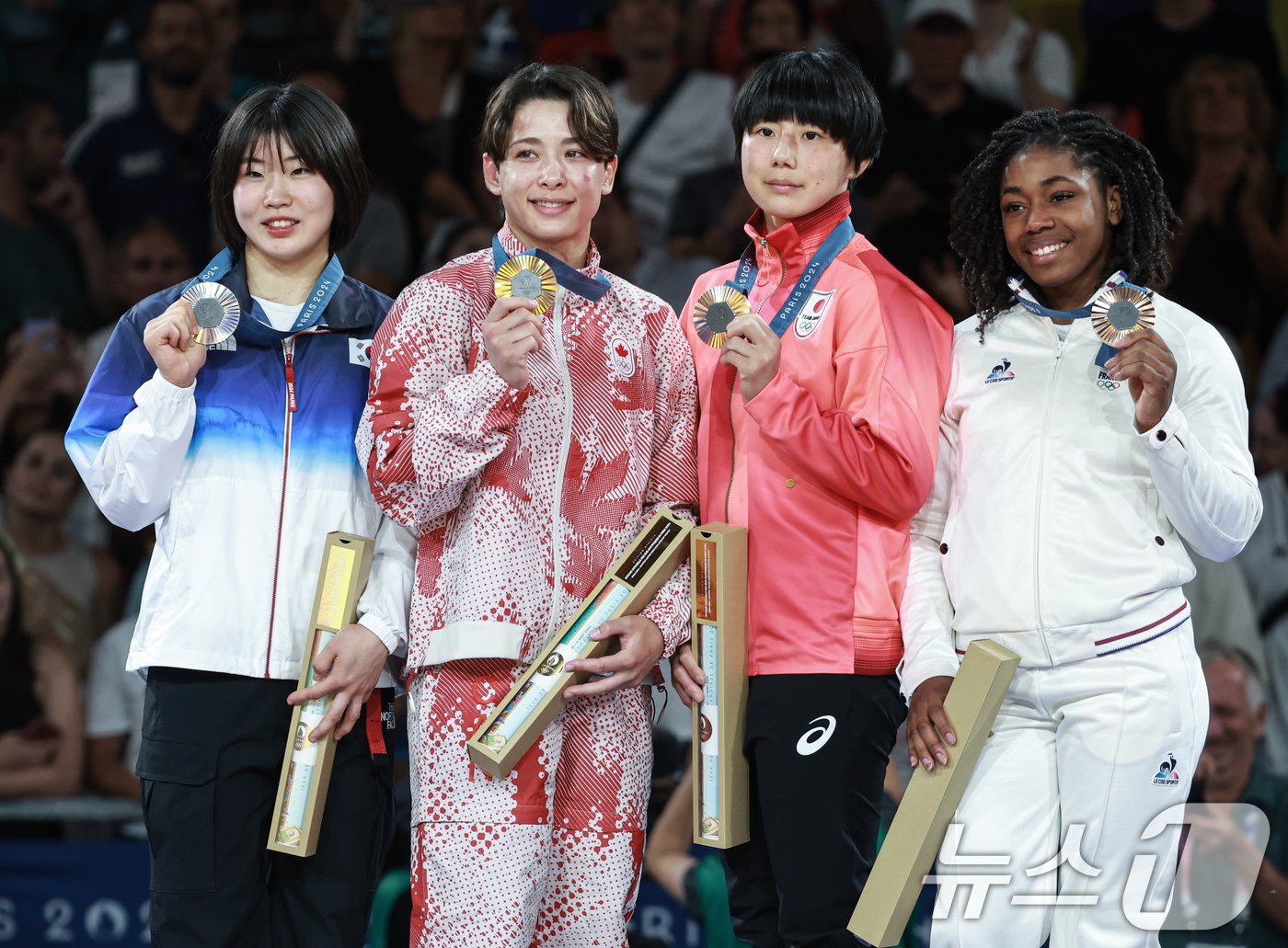 본문 이미지 - 대한민국 유도대표팀 허미미 선수가 30일(한국시간) 프랑스 파리 샹 드 마르스 아레나에서 열린 2024 파리올림픽 유도 여자 -57kg 시상식에서 은메달을 수여 받은 후 수상자들과 함께 메달을 들어보이고 있다. 2024.7.30/뉴스1 ⓒ News1 박정호 기자