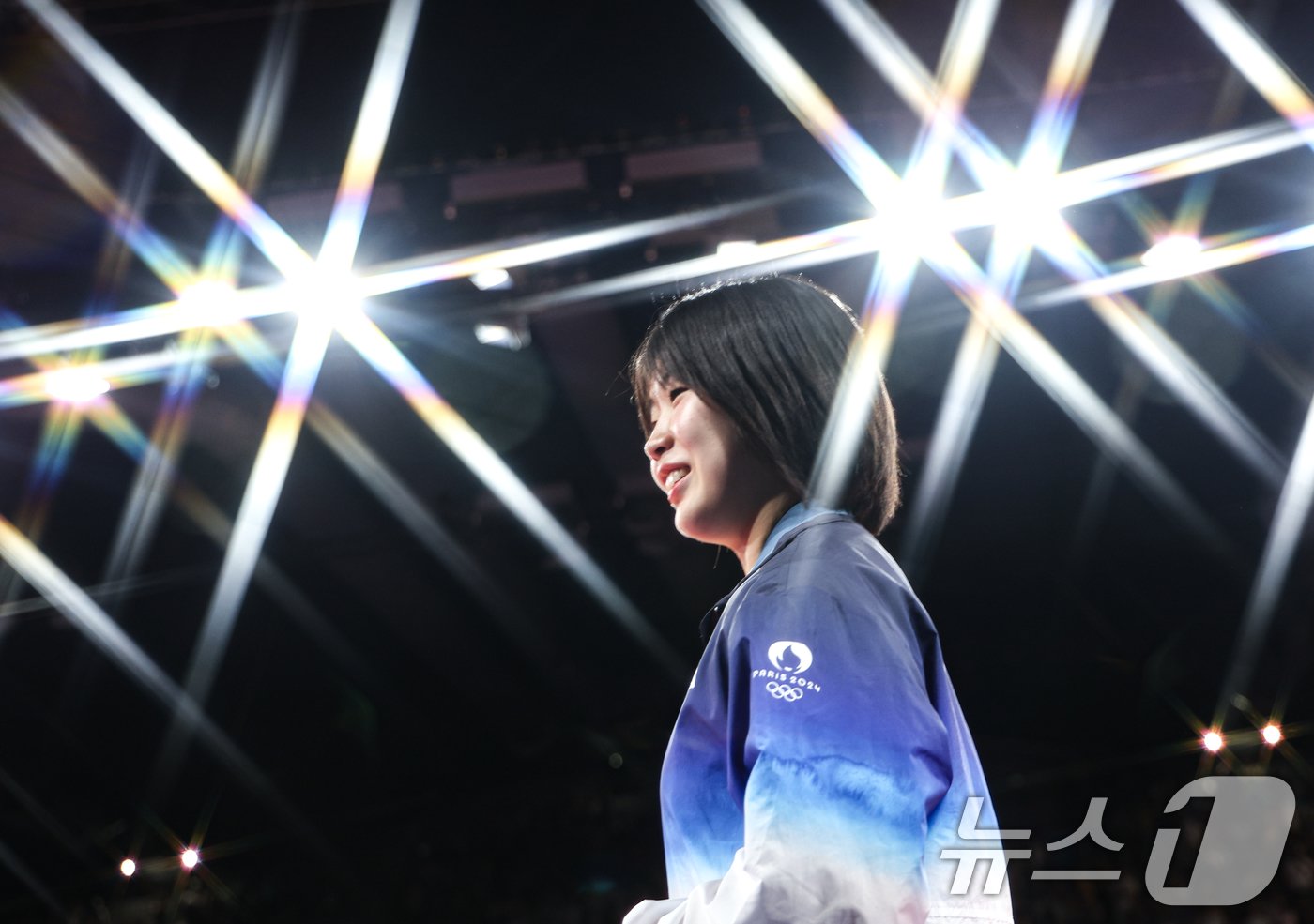 본문 이미지 - 대한민국 유도대표팀 허미미 선수가 30일(한국시간) 프랑스 파리 샹 드 마르스 아레나에서 열린 2024 파리올림픽 유도 여자 -57kg 시상식에서 은메달을 수여 받은 후 경기장을 나서고 있다. 2024.7.30/뉴스1 ⓒ News1 박정호 기자