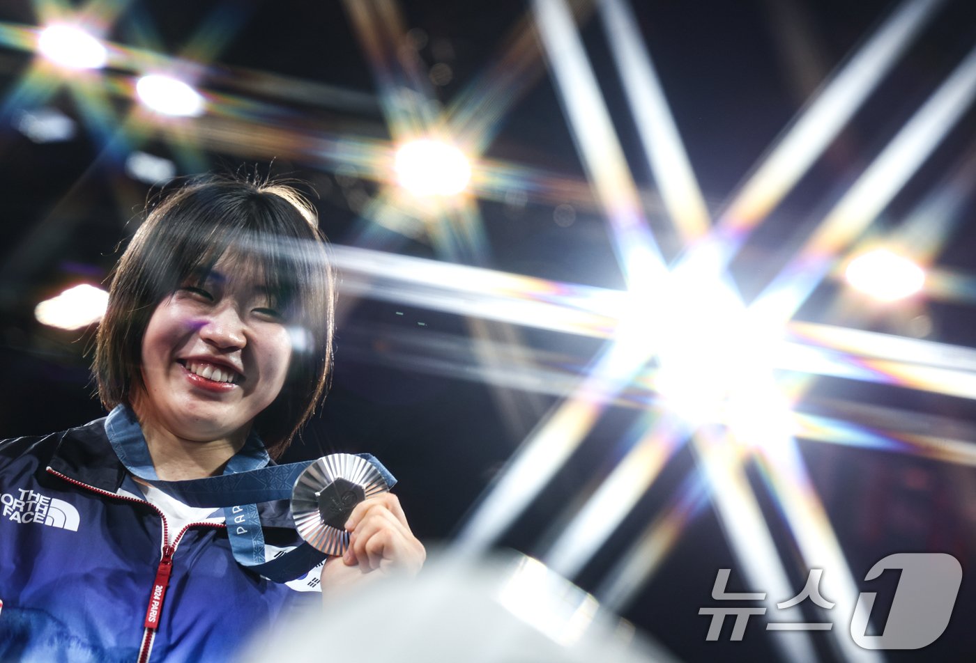 본문 이미지 - 대한민국 유도대표팀 허미미 선수가 30일(한국시간) 프랑스 파리 샹 드 마르스 아레나에서 열린 2024 파리올림픽 유도 여자 -57kg 시상식에서 수여 받은 은메달을 들어보이고 있다. 2024.7.30/뉴스1 ⓒ News1 박정호 기자