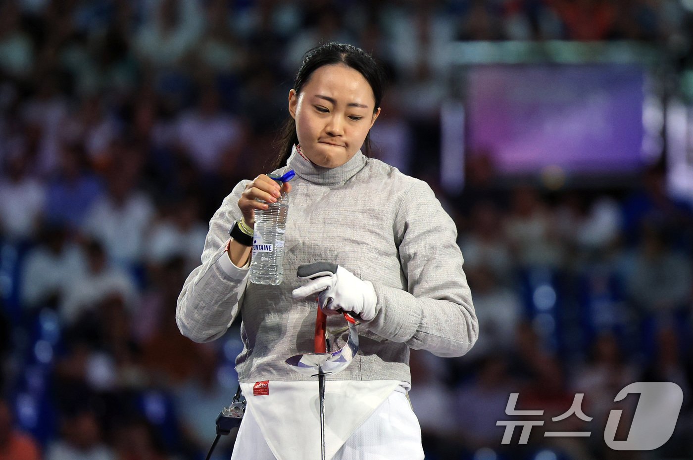 본문 이미지 - 대한민국 펜싱 대표팀 최세빈 선수가 30일(한국시간) 프랑스 파리 그랑 팔레에서 열린 2024 파리올림픽 여자 사브르 개인 동메달 결정전에서 우크라이나의 올가 카를란을 상대로 패배한 뒤 아쉬워하고 있다. 이날 최세빈은 14대15 한 점차 패하며 4위로 개인전을 마감했다. 2024.7.30/뉴스1 ⓒ News1 박정호 기자