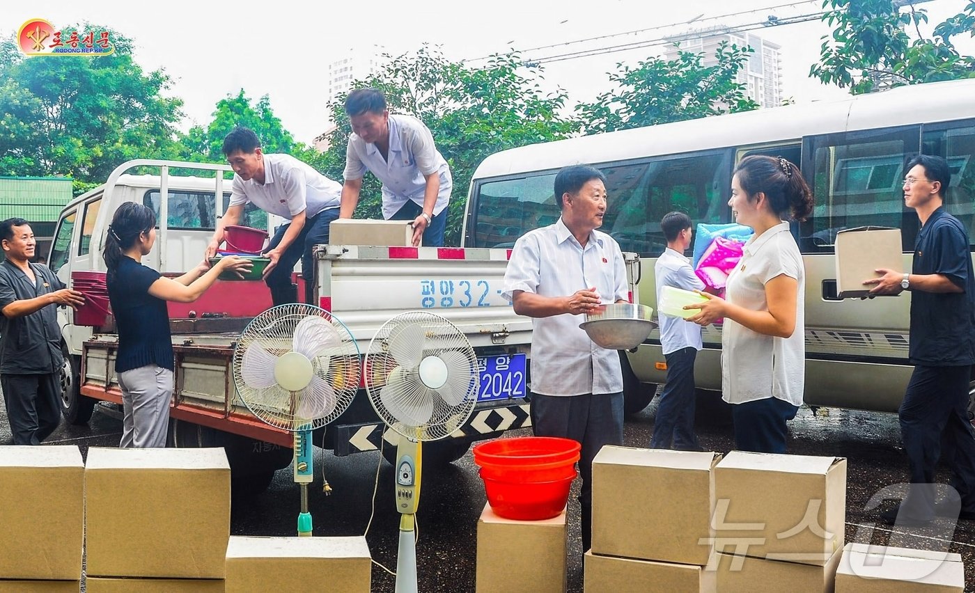 본문 이미지 - &#40;평양 노동신문=뉴스1&#41; = 북한 노동당 기관지 노동신문은 30일 &#34;특급재해비상지역 인민들의 생활을 안착시키고 피해를 하루빨리 가시기 위한 사업에 한사람같이 떨쳐나섰다＂라고 보도했다. [국내에서만 사용가능. 재배포 금지. DB 금지. For Use Only in the Republic of Korea. Redistribution Prohibited] rodongphoto@news1.kr