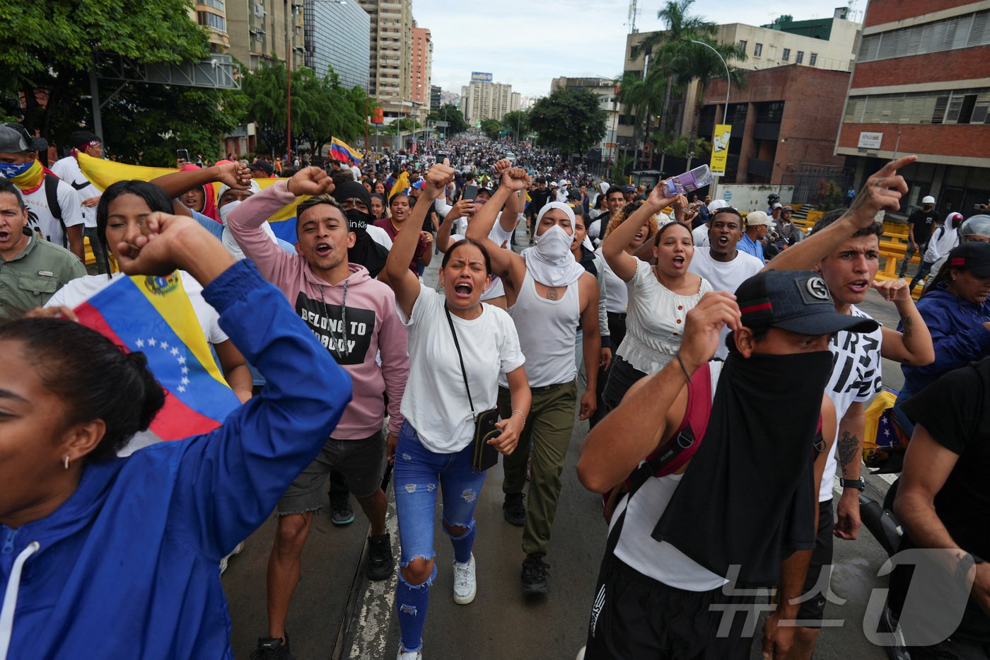 본문 이미지 - 29일(현지시간) 베네수엘라 선거관리위원회가 니콜라스 마두로 베네수엘라 대통령이 연임에 성공했다고 발표하자 야당 지지자들이 항의 시위에 나서고 있다. 앞서 베네수엘라 선거관리위원회는 마두로 대통령이 51.2%의 득표율로 재선에 성공했다고 밝혔다. 2024.07.29. ⓒ 로이터=뉴스1 ⓒ News1 김종훈 기자