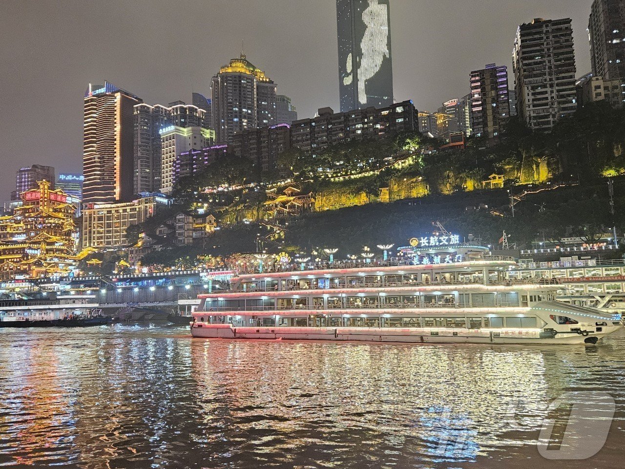 본문 이미지 -  중국 충칭시 위중구 일대 야간 수변 공간. 2024.07.29. 오현주 기자