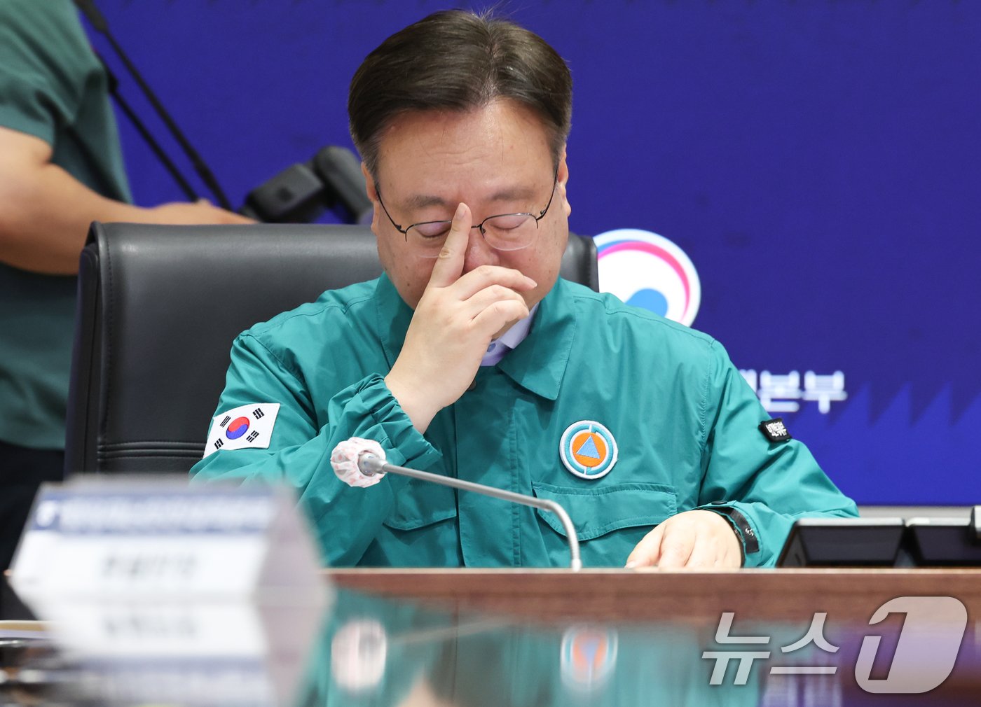 본문 이미지 - 조규홍 보건복지부 장관이 30일 서울 종로구 정부서울청사에서 열린 의사 집단행동 중앙재난안전대책본부 회의에서 안경을 고쳐 쓰고 있다. 2024.7.30/뉴스1 ⓒ News1 허경 기자