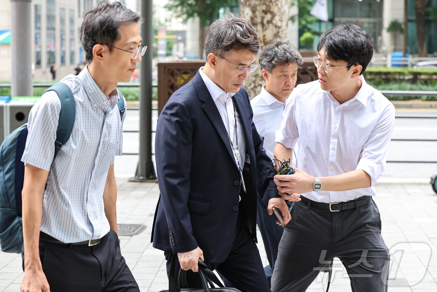 본문 이미지 - 금융감독원 직원들이 30일 서울 강남구 큐텐 테크놀로지 본사에 티몬·위메프 정산지연 사태 관련해 조사를 위해 들어가고 있다. 2024.7.30/뉴스1 ⓒ News1 김도우 기자