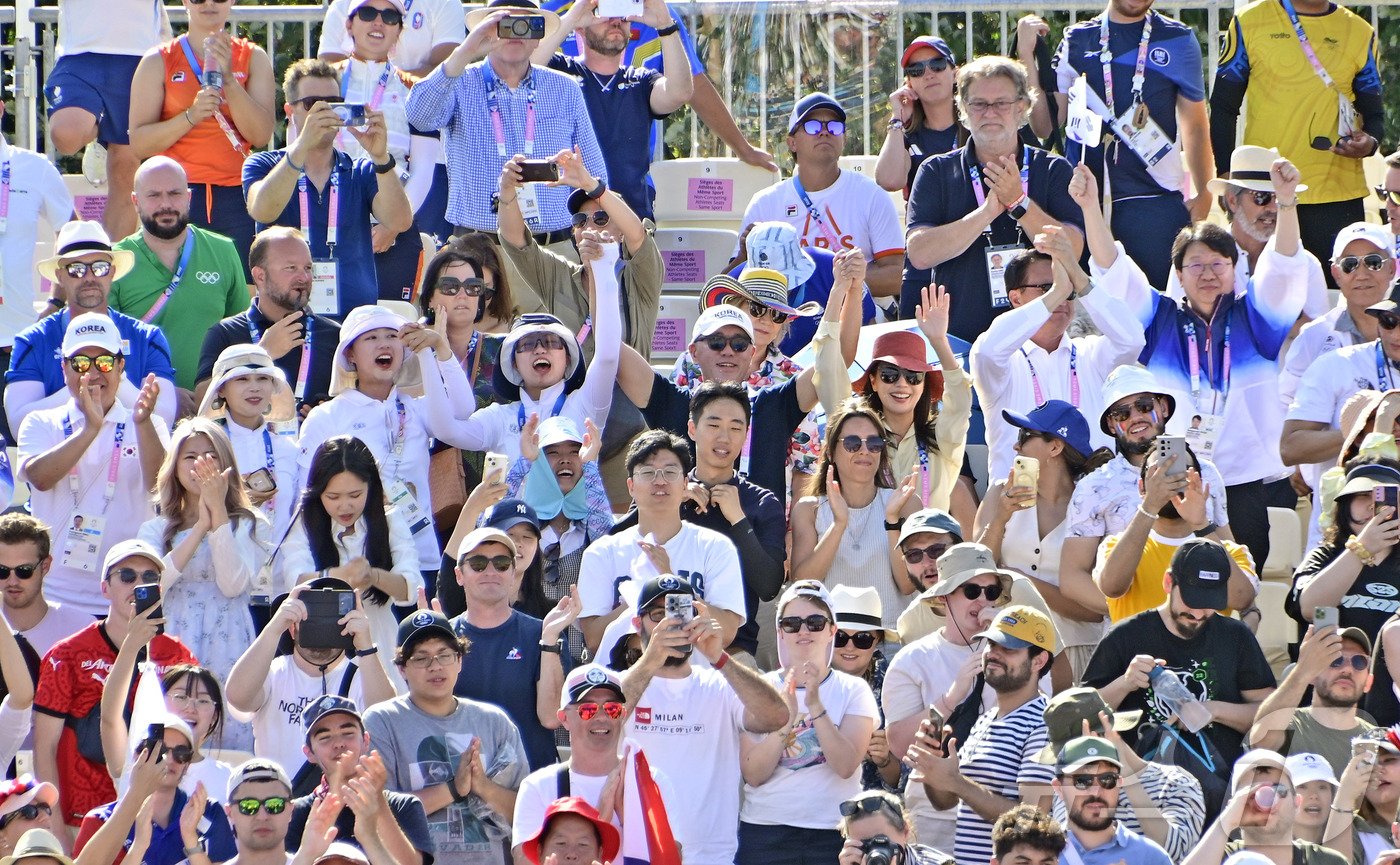 본문 이미지 -  대한민국 여자 양궁 국가대표&#40;임시현·남수현·전훈영&#41;와 현대차그룹 정의선 회장, 대한양궁협회 임직원이 지난 29일&#40;현지시간&#41; 프랑스 파리 대회 남자양궁 단체전 도중 만세를 하며 선수들을 응원하고 있다.&#40;대한양궁협회 제공&#41;