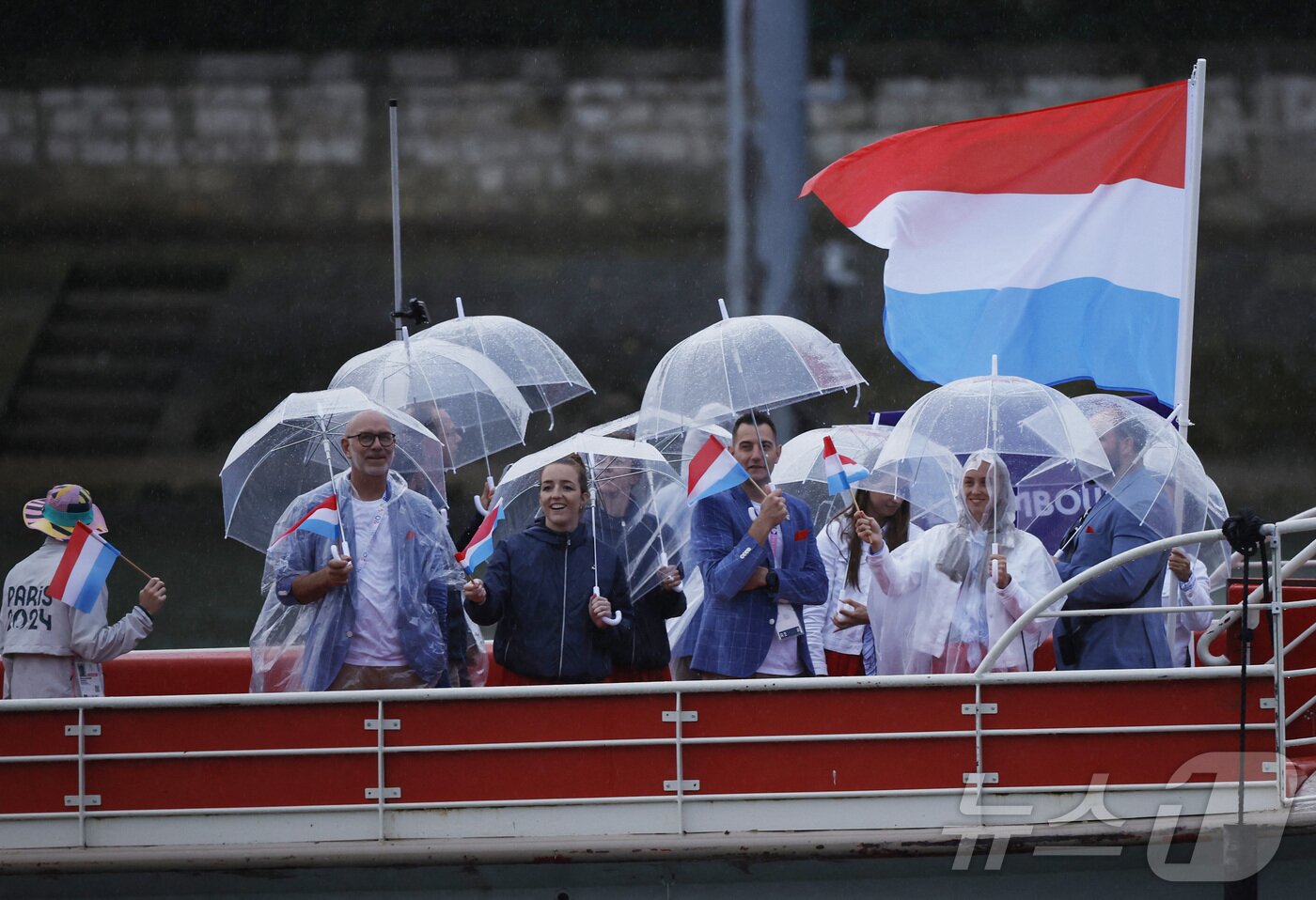 본문 이미지 - 지난 26일 파리 올림픽 개막식에 참석한 룩셈부르크 선수단. ⓒ 로이터=뉴스1 ⓒ News1 박형기 기자