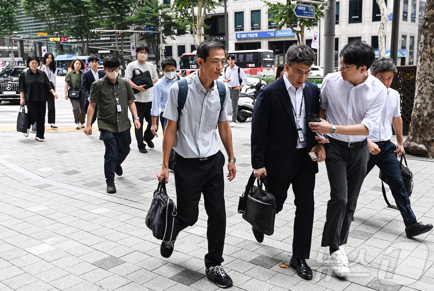 금융감독원 직원들이 30일 서울 강남구 큐텐 테크놀로지 본사에 티몬·위메프 정산지연 사태 관련해 조사를 위해 들어가고 있다. &#40;공동취재&#41; 2024.7.30/뉴스1 ⓒ News1 김도우 기자