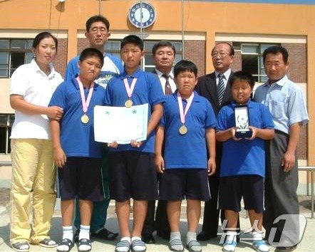 옥천군 이원초등학교 시절 김우진&#40;앞줄 가운데&#41; &#40;독자 제공&#41;/뉴스1