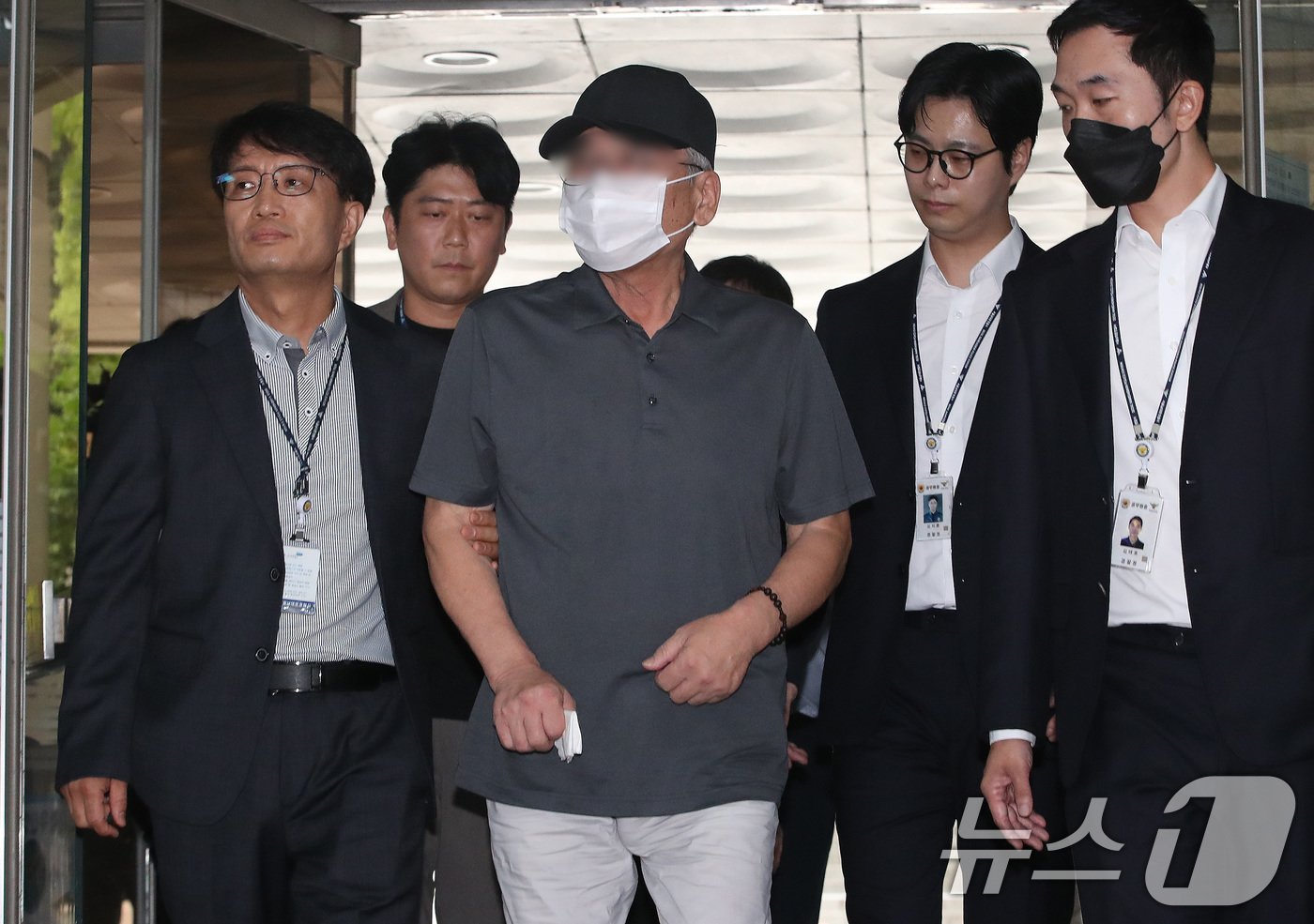 본문 이미지 - '시청역 역주행 참사' 가해 차량 운전자 차 모씨가 30일 오전 서울 서초구 서울중앙지방법원에서 열린 구속 전 피의자 심문(영장실질심사)에 출석하고 있다. 2024.7.30/뉴스1 ⓒ News1 임세영 기자