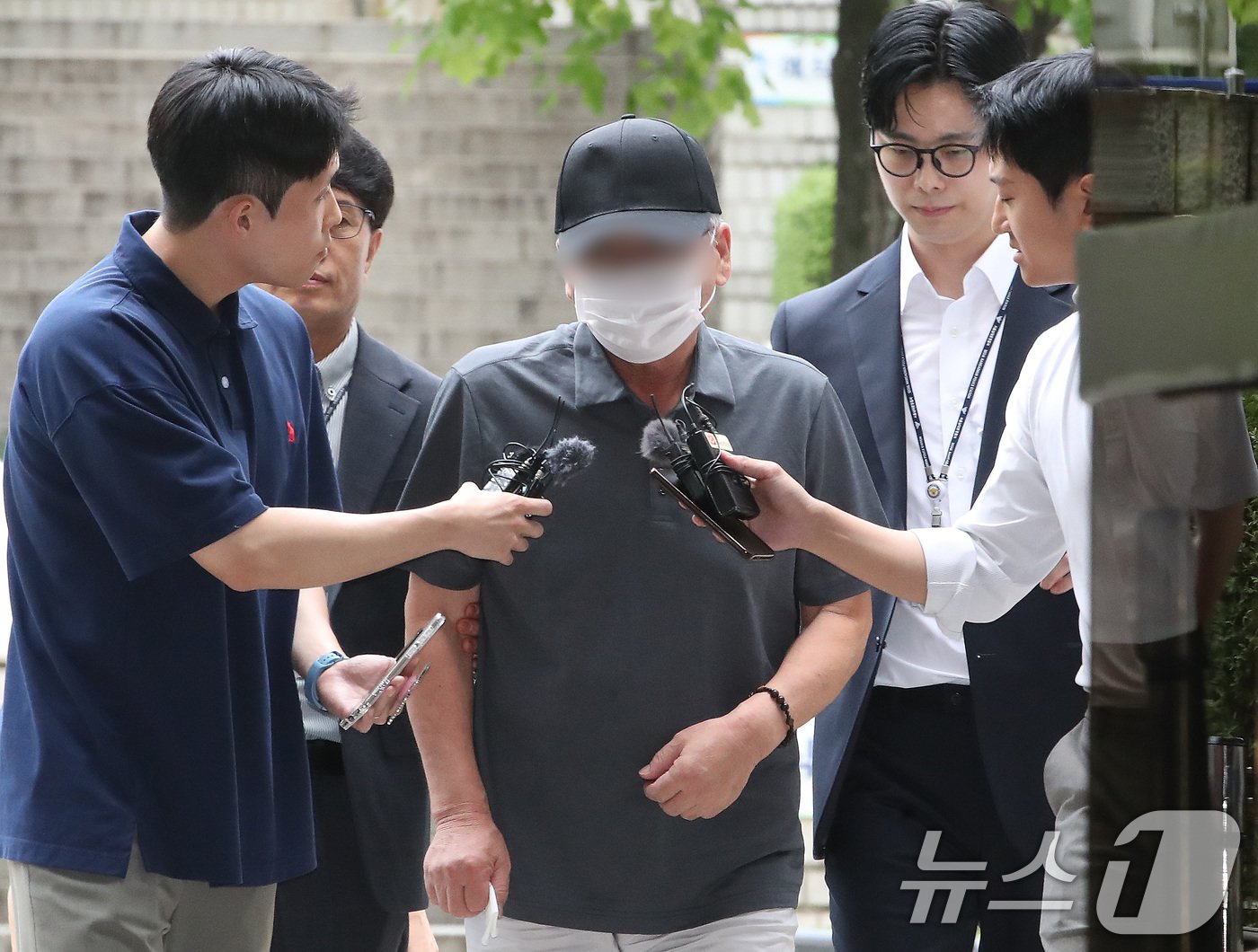 본문 이미지 - '시청역 역주행 참사' 가해 차량 운전자 차 모씨가 30일 오전 서울 서초구 서울중앙지방법원에서 열린 구속 전 피의자 심문(영장실질심사)에 출석하고 있다.  2024.7.30/뉴스1 ⓒ News1 임세영 기자