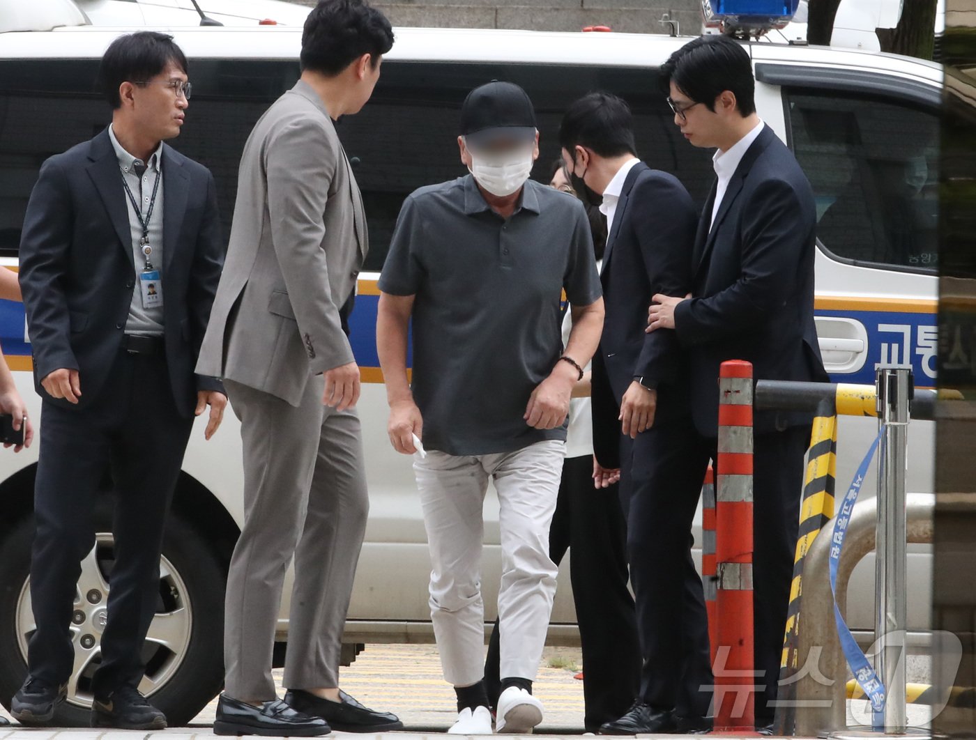 본문 이미지 - '시청역 역주행 참사' 가해 차량 운전자 차 모씨가 30일 오전 서울 서초구 서울중앙지방법원에서 열린 구속 전 피의자 심문(영장실질심사)에 출석하고 있다. 2024.7.30/뉴스1 ⓒ News1 임세영 기자