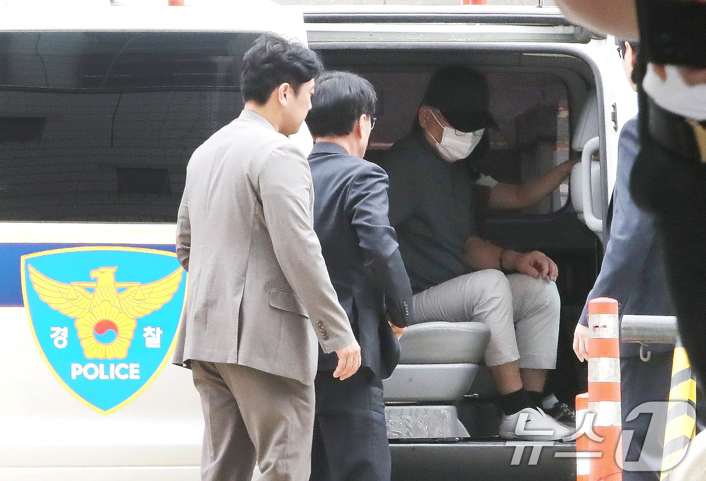 본문 이미지 - '시청역 역주행 참사' 가해 차량 운전자 차 모씨가 30일 오전 서울 서초구 서울중앙지방법원에서 열린 구속 전 피의자 심문(영장실질심사)에 출석하고 있다.  2024.7.30/뉴스1 ⓒ News1 임세영 기자