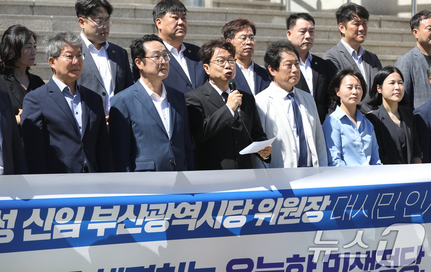 본문 이미지 - 이재성 신임 더불어민주당 부산시당 위원장이 30일 부산 중구 부산민주공원을 참배한 후 대시민 인사 기자회견을 하고 있다. 2024.7.30/뉴스1 ⓒ News1 윤일지 기자