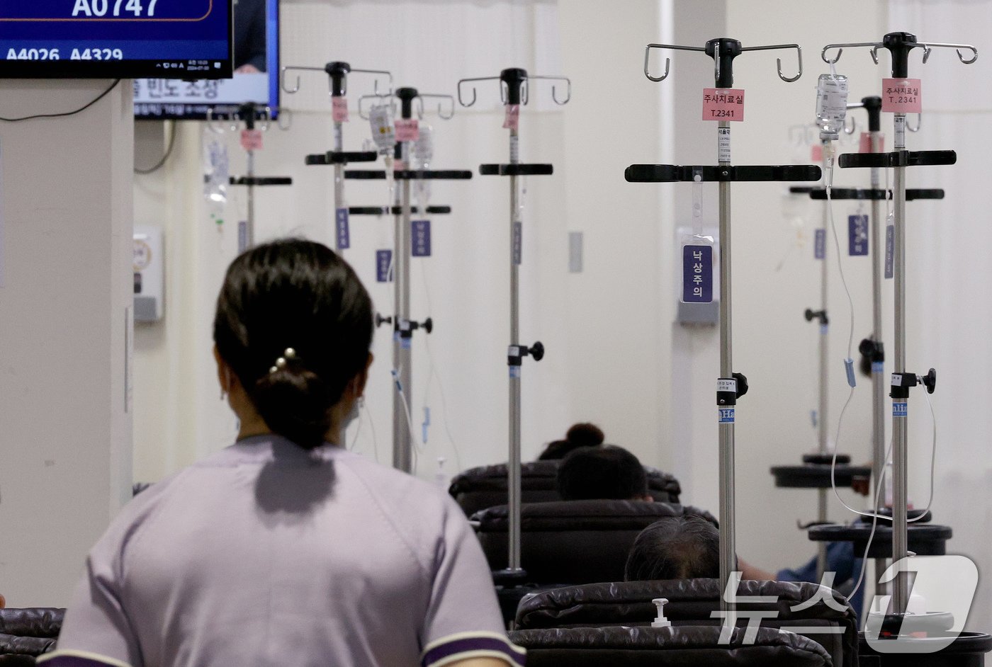 본문 이미지 - 30일 오전 서울 시내 한 대학병원에서 환자들이 진료를 기다리고 있다. 의료계는 오는 31일 마감되는 하반기 전공의 모집 지원자는 소수에 그칠 것으로 내다보고 있다. 2024.7.30/뉴스1 ⓒ News1 장수영 기자