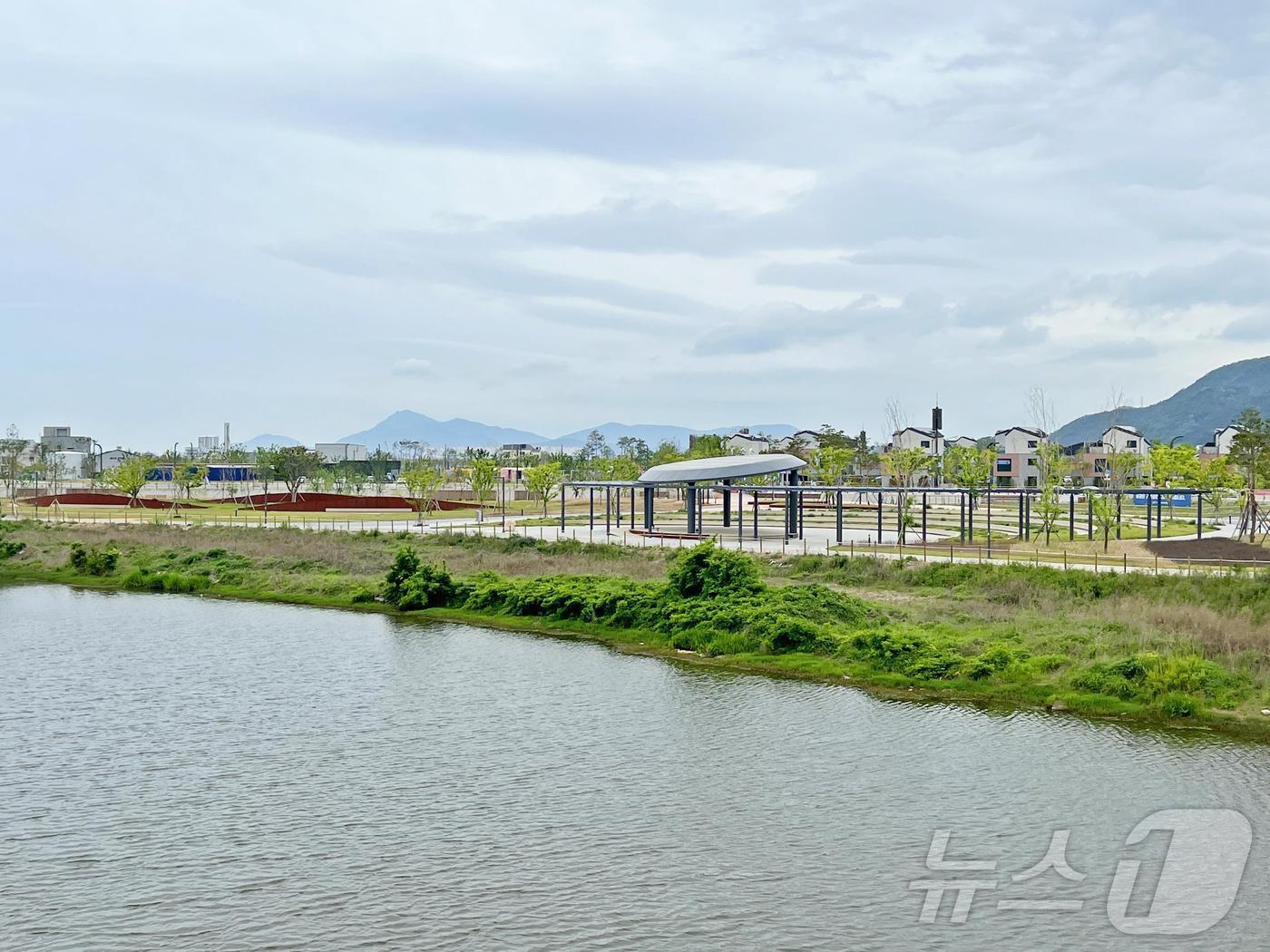 본문 이미지 - 사업지 중심부 마을 전경. 3개의 물이 만나는 세물머리를 중심으로 혁신기술을 미리 만나 볼 수 있는 실증단지(스마트빌리지)와 수변공원.(한국수자원공사 제공)/뉴스 