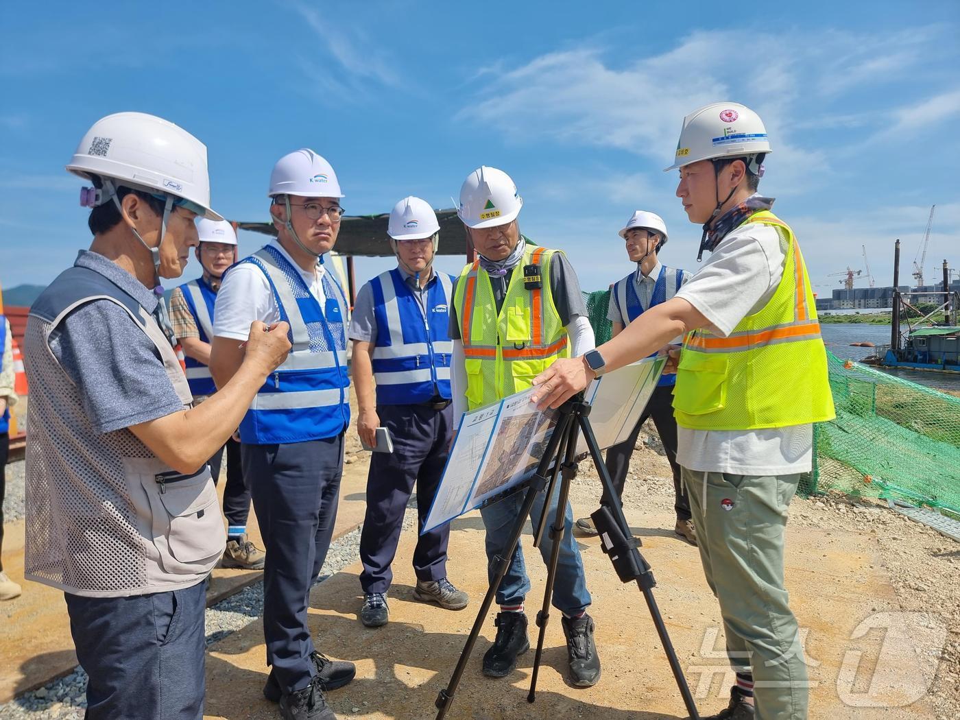 본문 이미지 - 부산 에코델타시티 건설현장 모습. 한국수자원공사 박세훈 본부장(왼쪽에서 2번째), 부산에코델타시티사업단 이상희 단장(왼쪽에서 3번째)이 집중호우와 폭염대비 안전관리 실태를 점검하고 있다.(한국수자원공사 제공)/뉴스1  