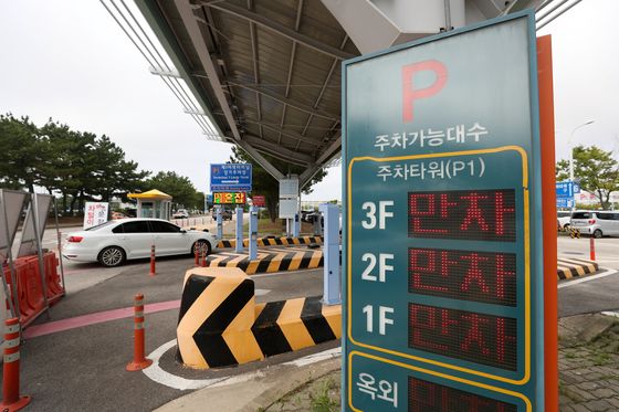 "주차 때문에 새벽 1시에 출발할판"…인천공항 주차 대란