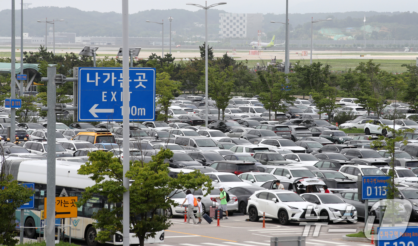 (인천공항=뉴스1) 이승배 기자 = 본격적인 여름 휴가철을 맞은 30일 인천국제공항 장기주차장에 차량들이 빼곡히 주차돼 있다. 2024.7.30/뉴스1