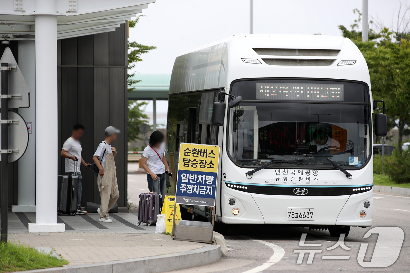 (인천공항=뉴스1) 이승배 기자 = 30일 인천국제공항 장기주차장에서 여행객들이 순환버스에 탑승하고 있다.한편 민주노총 공공운수노조 인천공항지역지부 조합원들은 이날 인천공항 2터미 …