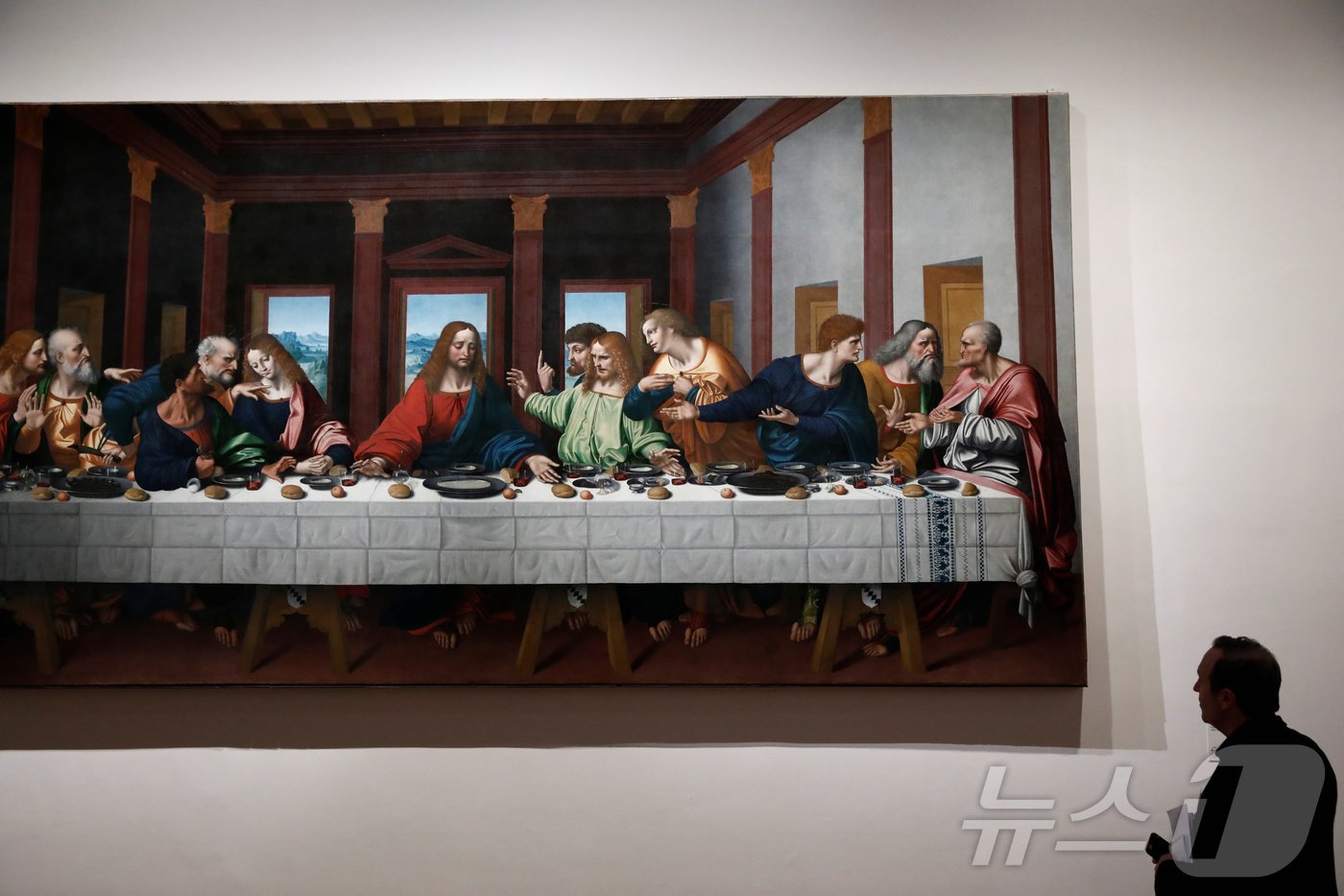 본문 이미지 - 2019년 10월 프랑스 파리 루브르 박물관에서 열린 레오나르도 다빈치 타계 500주기 전시회에서 예수 그리스도와 12명의 제자가 마지막 식사를 하는 장면을 그린 '최후의 만찬'이 전시됐다. 2019.10.20. ⓒ 로이터=뉴스1 ⓒ News1 김성식 기자