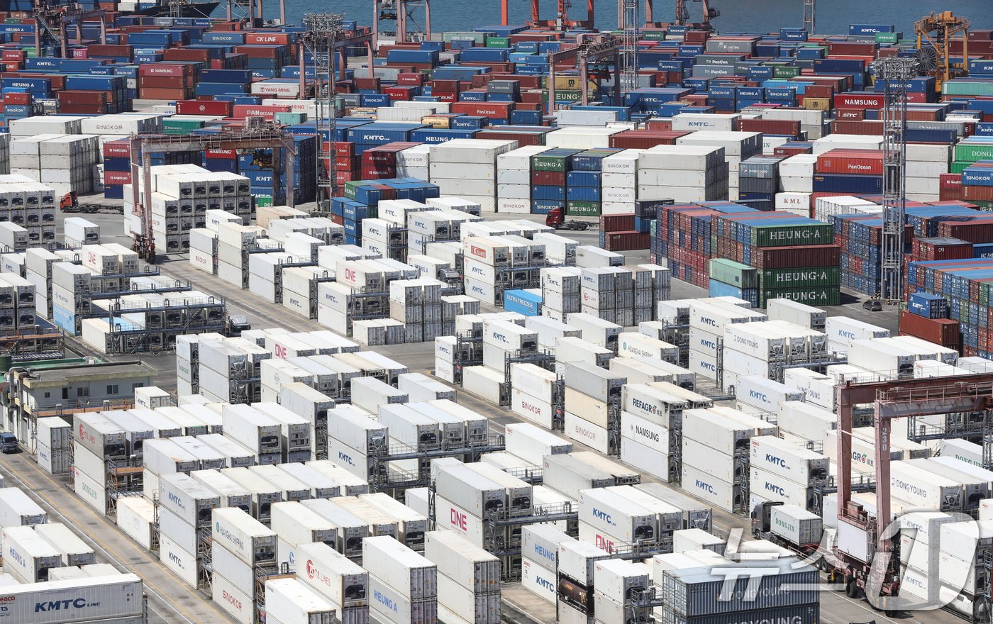 본문 이미지 - 30일 부산항 신선대부두에 컨테이너가 가득 쌓여 있다. 올해 2분기 2분기 전국 항만에서 처리한 컨테이너 물동량은 전년 동기 761만 TEU 대비 6.4% 증가한 810만 TEU로 집계됐다. 이날 해양수산부가 발표한 &#39;2024년 2분기 전국 항만물동량&#39;에 따르면 수출입 물동량은 전년 동기 436만 TEU 대비 4.3% 증가한 455만 TEU를 기록했다. 이는 미국·중국 등 주요 교역국과의 수출입 물동량 증가&#40;미국 15.5%↑, 중국 7.8%↑ 등&#41;에 기인한 것으로 보인다. 2024.7.30/뉴스1 ⓒ News1 윤일지 기자