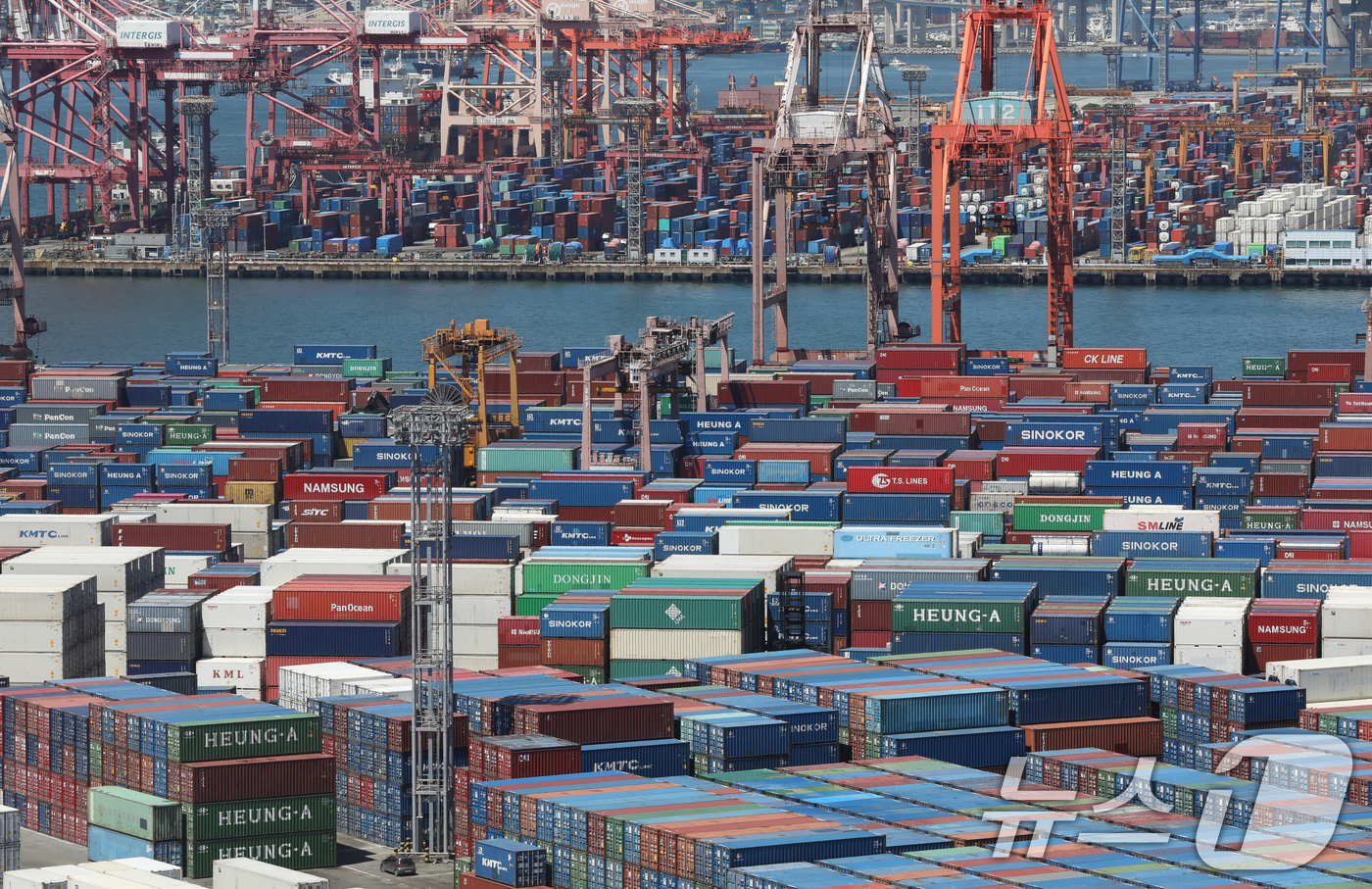 (부산=뉴스1) 윤일지 기자 = 30일 부산항 신선대부두와 감만부두 야적장에 컨테이너가 가득 쌓여 있다. 올해 2분기 2분기 전국 항만에서 처리한 컨테이너 물동량은 전년 동기 76 …