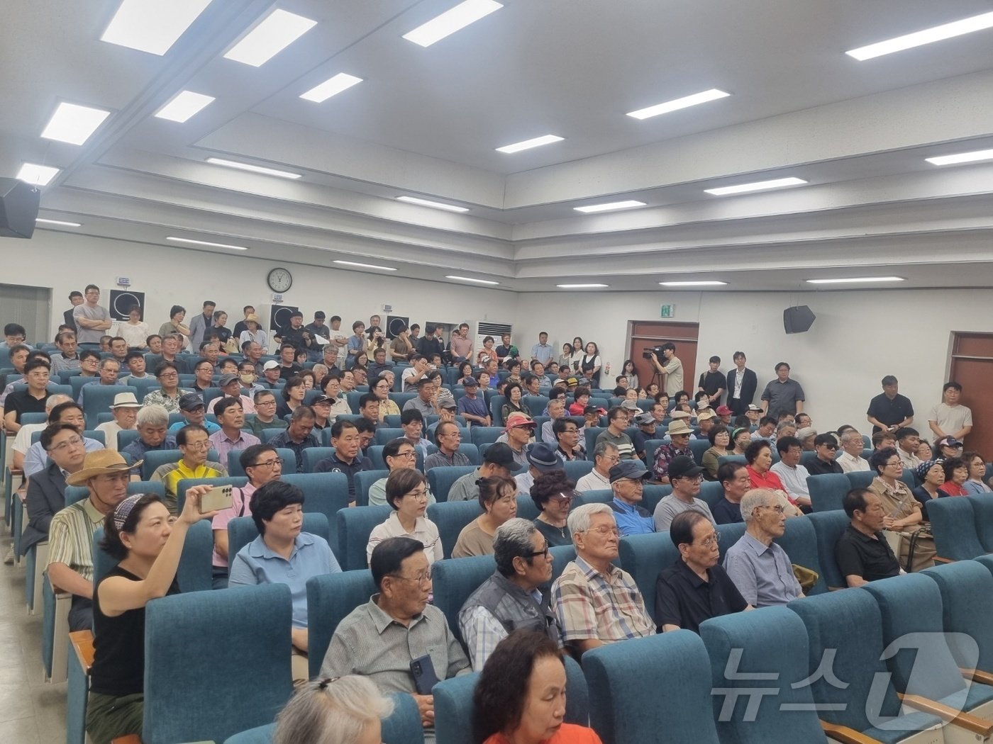 본문 이미지 - 30일 강원 강릉시 주문진문화교육센터에서 열린 주문진 폐기물 매립장 건설 중단 관련 주민보고회에 모인 주문진읍 주민들이 김홍규 강릉시장의 설명을 듣고 있다.2024.7.30/뉴스1