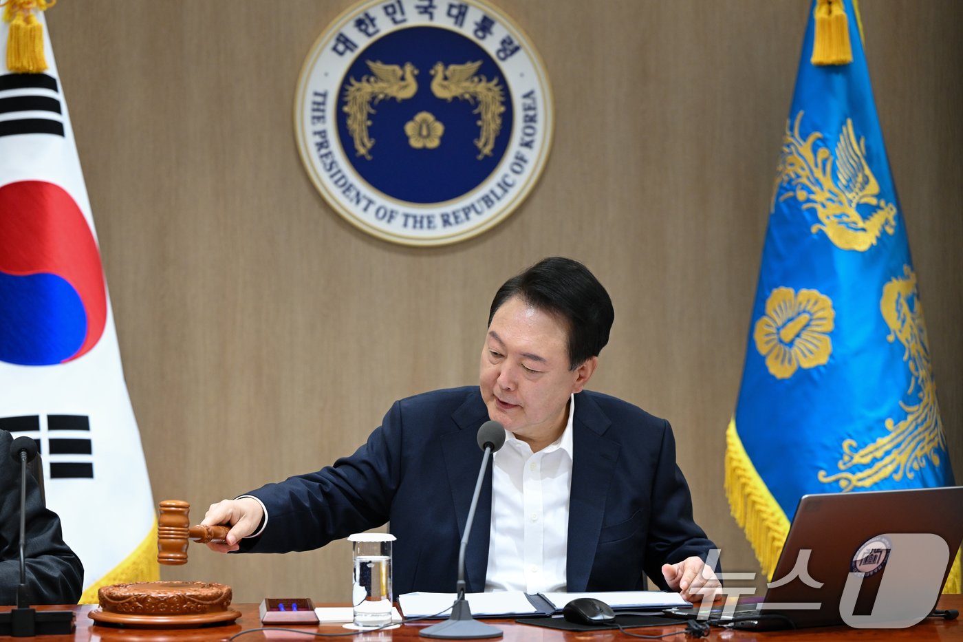 본문 이미지 - 윤석열 대통령이 30일 서울 용산 대통령실 청사에서 열린 제33회 국무회의에서 의사봉을 두드리고 있다. (대통령실 제공) 2024.7.30/뉴스1 ⓒ News1 송원영 기자