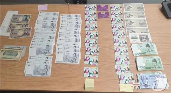 본문 이미지 - 감리업체 사무실 금고에서 발견된 각종 상품권(서울중앙지검 제공)