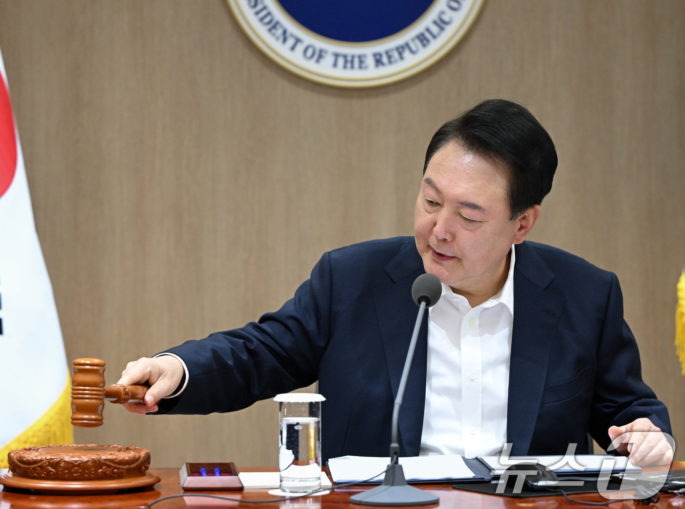 본문 이미지 - 윤석열 대통령이 30일 서울 용산 대통령실 청사에서 열린 제33회 국무회의에서 의사봉을 두드리고 있다. &#40;대통령실 제공&#41; 2024.7.30/뉴스1 ⓒ News1 송원영 기자