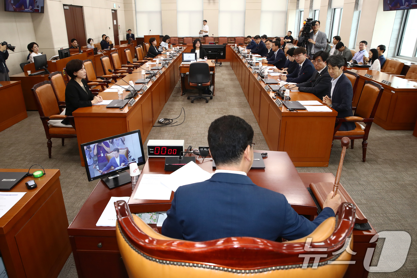 (서울=뉴스1) 이광호 기자 = 신정훈 국회 행안위원장이 30일 오전 서울 여의도 국회에서 열린 행정안전위원회 전체회의에서 경찰청장 후보자 인사청문회에 증인으로 채택됐지만 불출석한 …